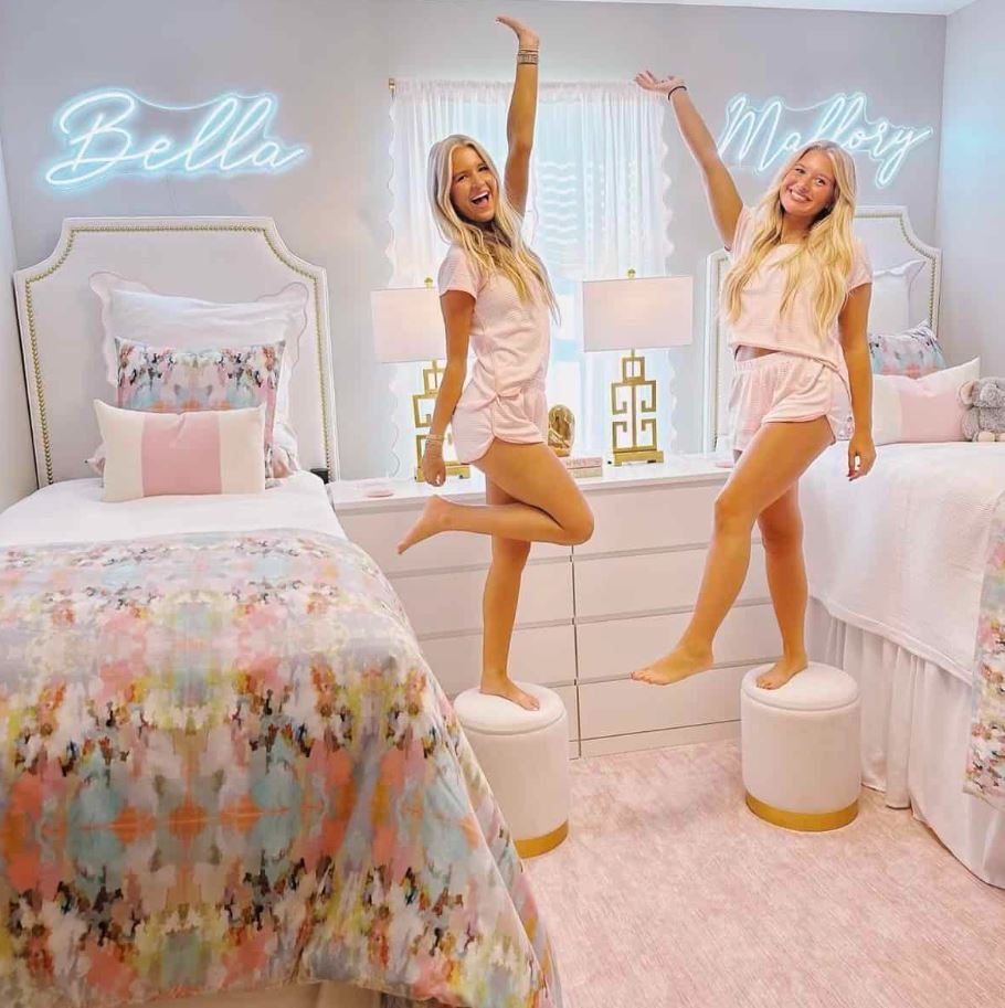 dorm-room-ideas-for-girls Cute dorm room ideas for girls featuring cozy decor, fairy lights, smart storage, and a modern study desk.